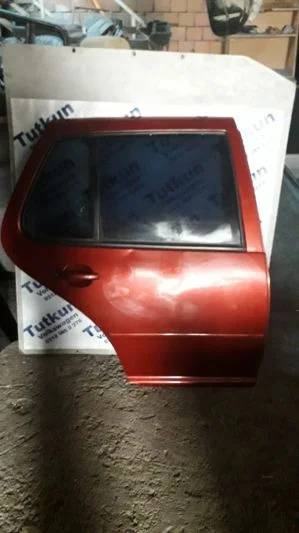 VW GOLF 4 1997-2004 MODEL KIRMIZI RENKTE HATASIZ SAĞ ARKA KAPI