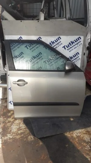 SKODA FABİA 2009-2012 MODEL HATASIZ ORJİNAL SAĞ ÖN KAPI