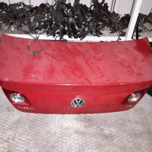 VW PASSAT 2005-2010 MODEL KIRMIZI RENK BAGAJ KAPAĞI