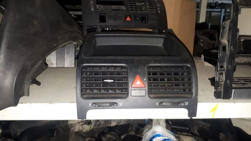 VW JETTA 2005-2010 GÖĞÜS ÜFLEME IZGARASI