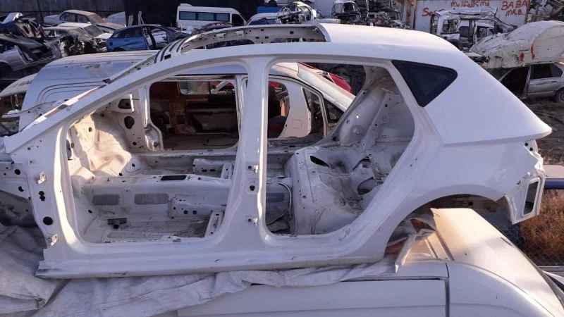 SEAT LEON SANRUFLU DİREKLERDEN KESME BEYAZ TAVAN