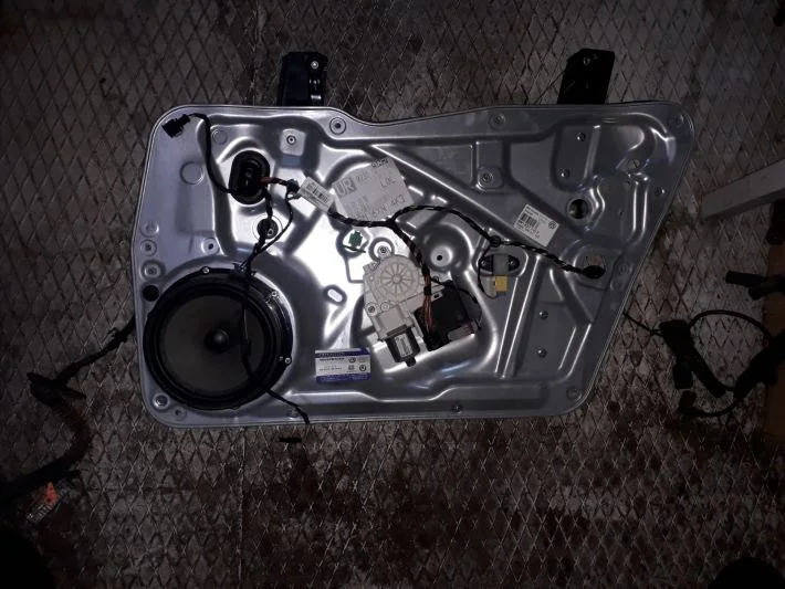 VW TİGUAN 2011-2014 MODELER ARASI SAĞ ÖN CAM KİRKOSU