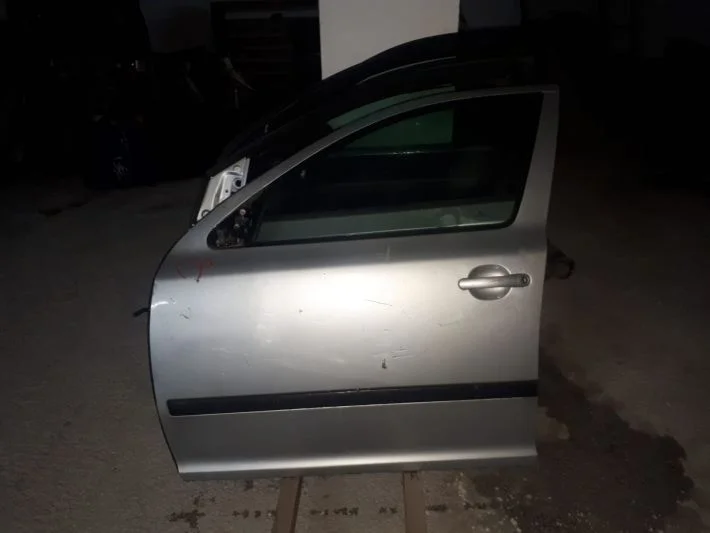 SKODA OCTAVİA A5-A6 KASA GÜMÜŞ GRİ SOL ÖN KAPI