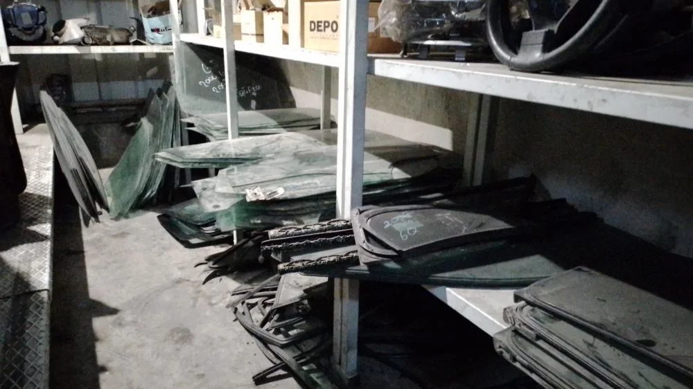volkswagen caddy sağ ön kapı camı